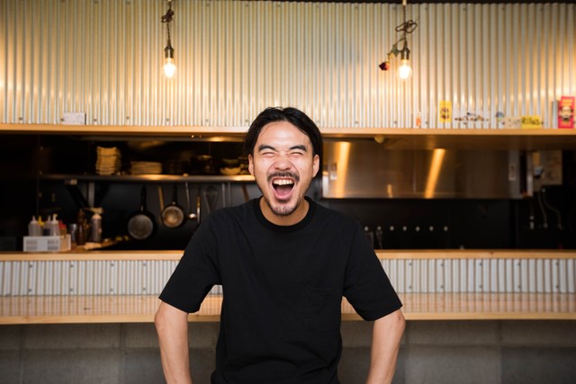 二六の店主 - Owner of Niroku laughing